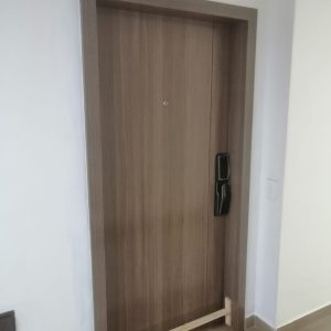 Puerta de Seguridad con Cerradura Inteligente 12